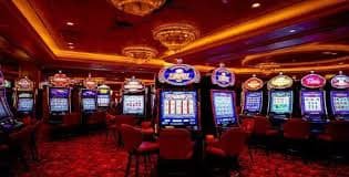 Dealer thật phát bài baccarat trực tiếp trong phòng Live Casino sxkh